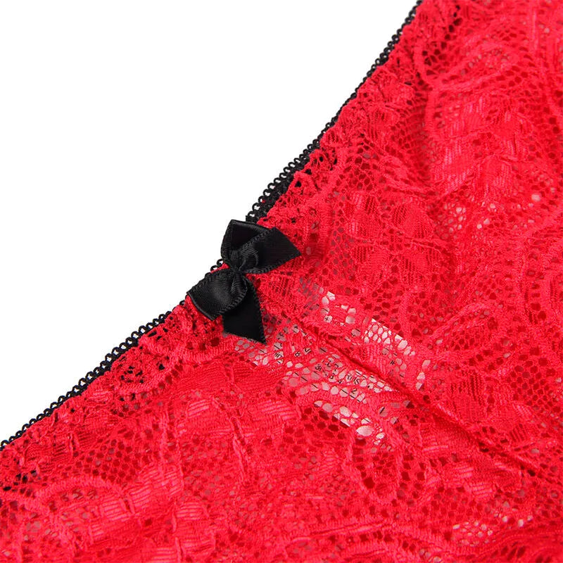Chemise de nuit rouge en soie et dentelle, détails délicats, grande taille, élégante et sensuelle, luxe et confort.