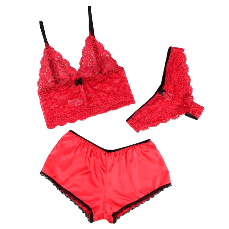 Ensemble lingerie grande taille rouge en soie et dentelle, soutien-gorge et culotte, coupe flatteuse et sensuelle.