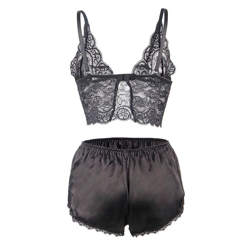 Ensemble lingerie femme en soie et dentelle noire, soutien-gorge et shorty, grandes tailles, élégance et confort luxueux.