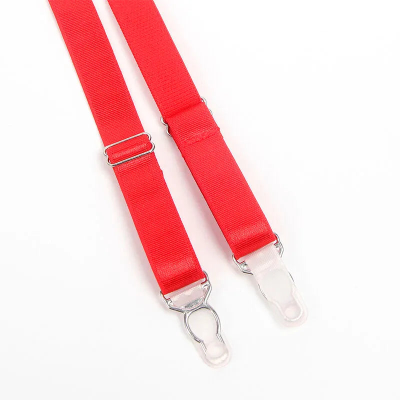 Bretelles rouges ajustables pour ensemble lingerie sensuel avec détails métalliques, style bondage sophistiqué.