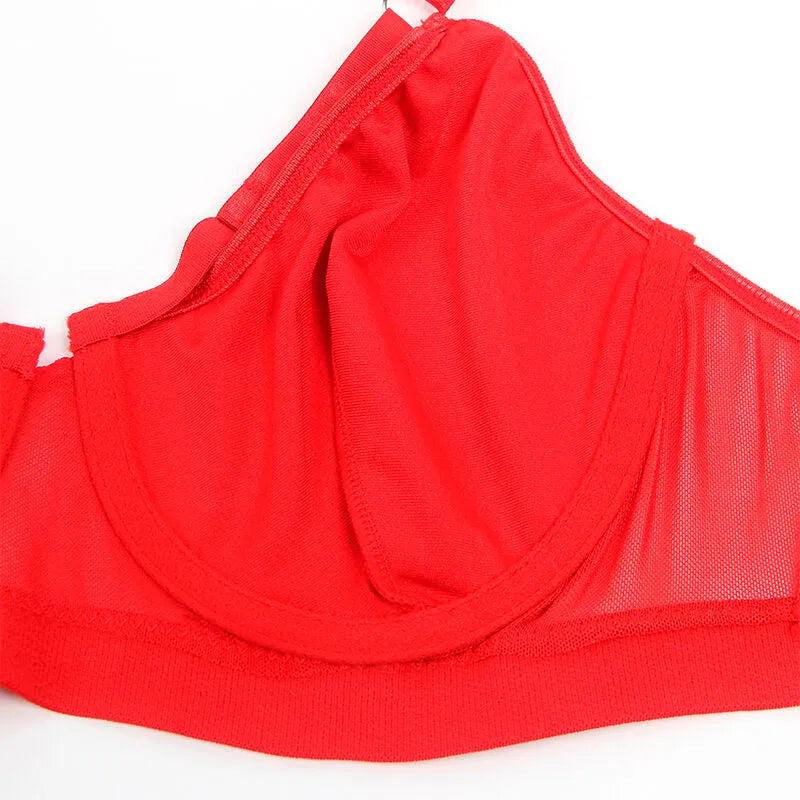 Ensemble lingerie rouge soyeux avec porte-jarretelles et soutien-gorge ajustable, style bondage élégant et provocant.