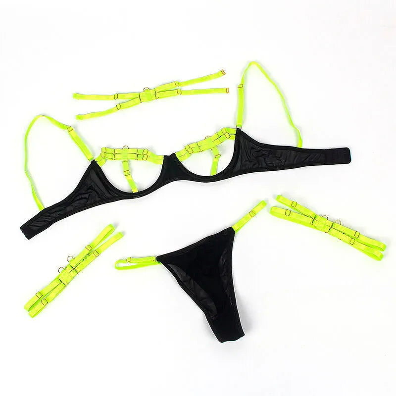 Ensemble lingerie vert bicolore satin élasthanne, coupe creuse, bretelles réglables, design élégant et audacieux.