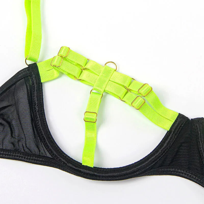 Ensemble lingerie vert bicolore en satin et élasthanne, coupe creuse, bretelles réglables, design élégant et audacieux.