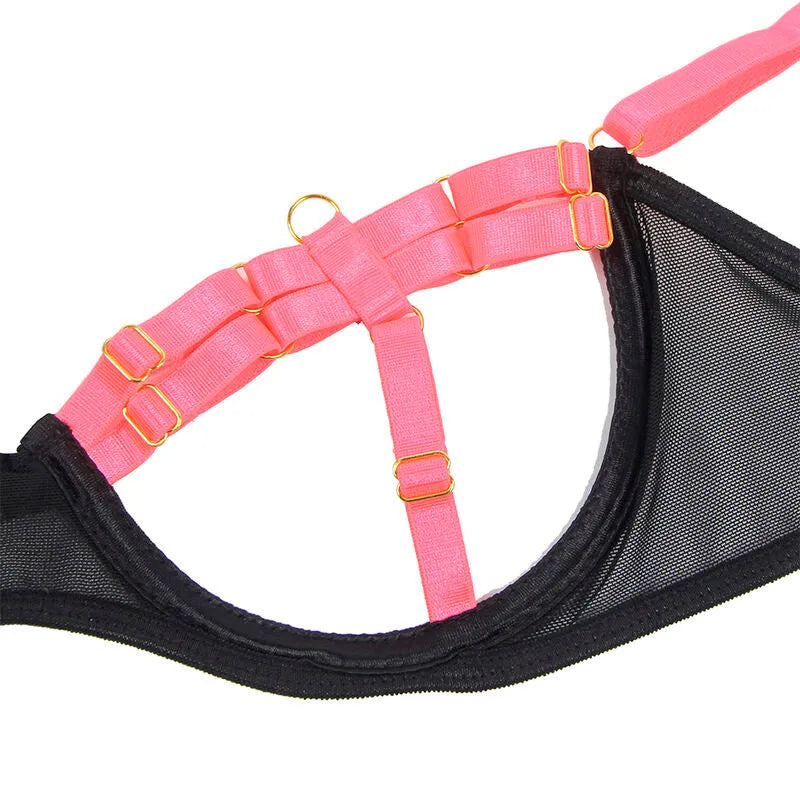 Ensemble lingerie rose avec découpes creuses, bretelles réglables bicolores, satin élasthanne, design glamour et féminin.