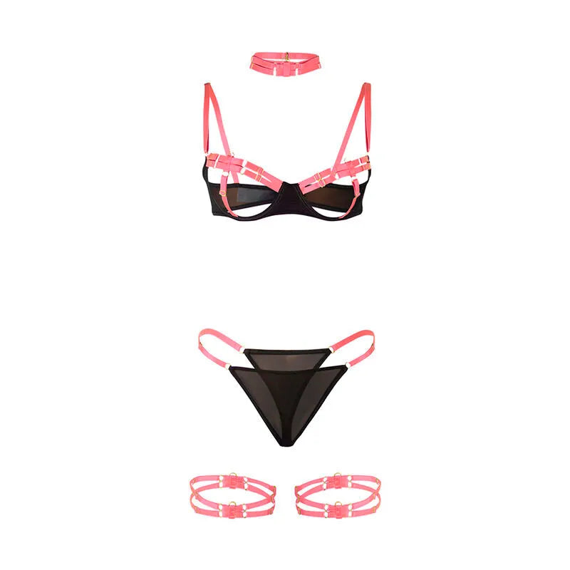 Ensemble lingerie rose bicolore avec découpes creuses, bretelles réglables, satin élasthanne, design croisé glamour.