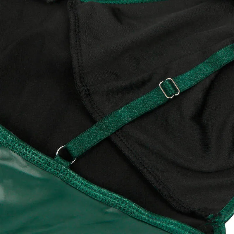 Chemise de nuit verte en cuir PU brillant avec bretelles réglables, élégante et sensuelle pour un style glamour.