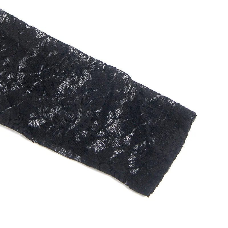 Manche longue en dentelle noire délicate, finition cuir synthétique brillant, chemise de nuit sexy élégante.