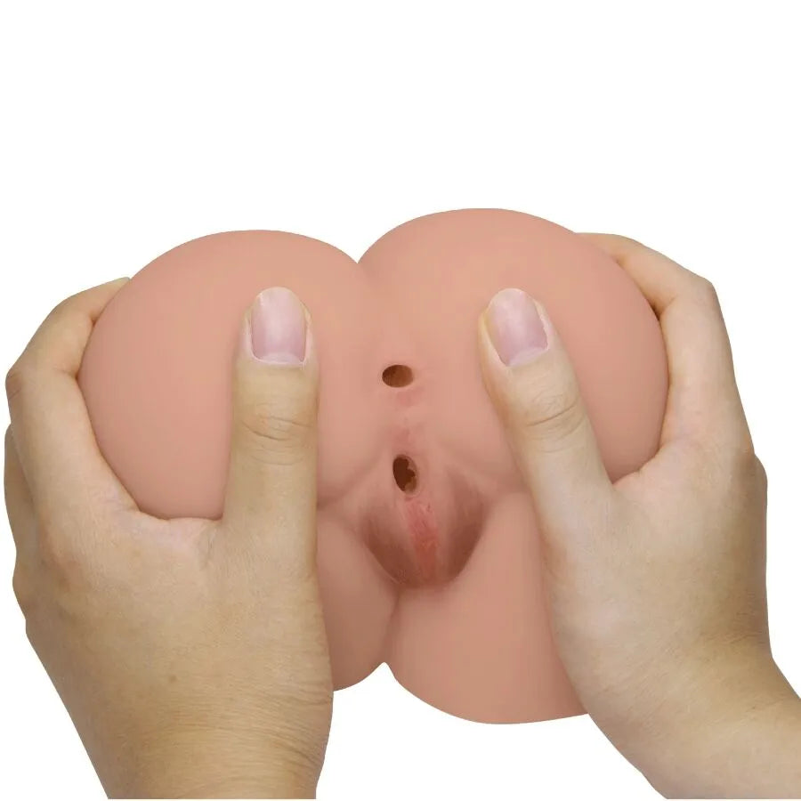 Vibromasseur réaliste couleur chair avec vagin et anus, texture nervurée, télécommande incluse, mains tenant le produit.