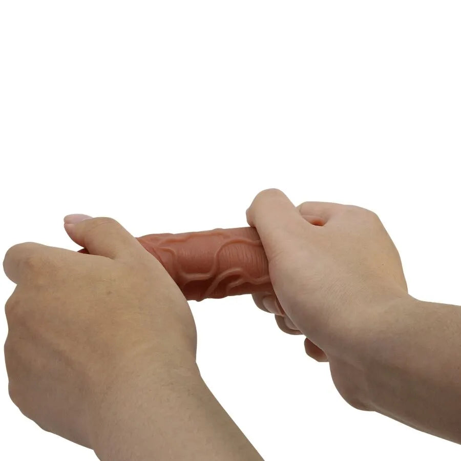 Extenseur pénis testicules TPR ondulé marron, flexible, texturé, tenu par des mains, pour plaisir intensifié.