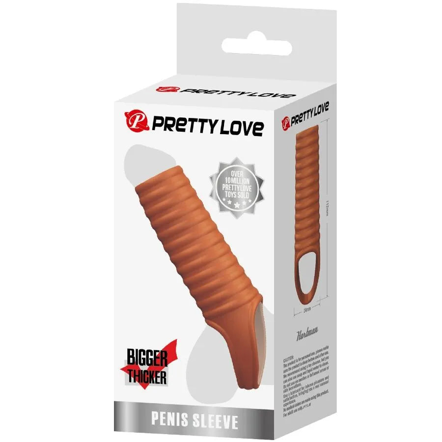 Gaine pénis extensible TPR marron réaliste, nervurée, sur emballage blanc avec logo et texte descriptif.