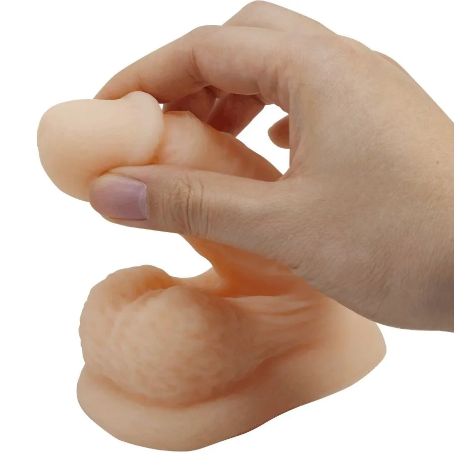 Gode réaliste TPR beige avec ventouse, tête bulbeuse, veines apparentes, tenu par une main pour démonstration de flexibilité.