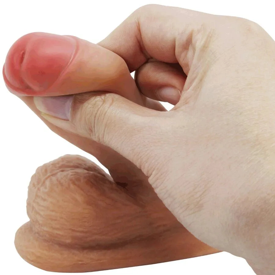 Gode réaliste ventouse TPR beige avec tête bulbeuse rouge, tige veinée, testicules texturés, tenu en main.