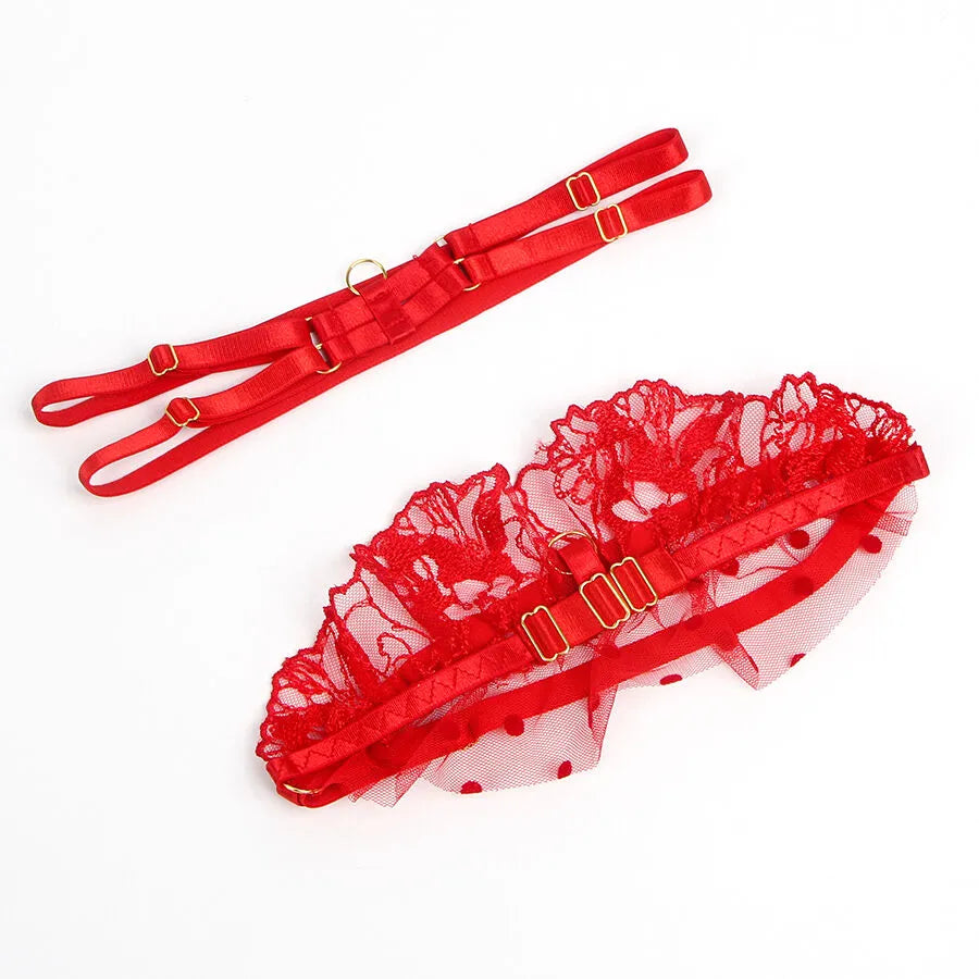 Ensemble lingerie dentelle rouge avec porte-jarretelles ajustables, soutien-gorge floral, bretelles réglables.
