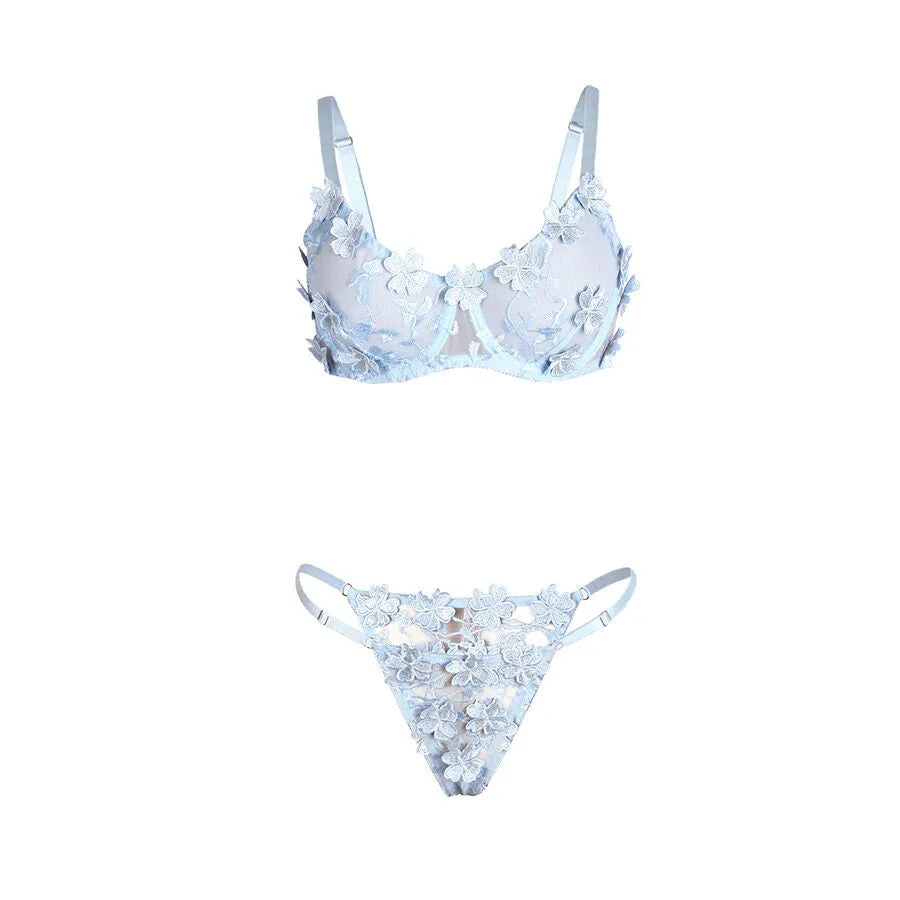 Ensemble lingerie bleu ciel en dentelle florale brodée, soutien-gorge et culotte, design sophistiqué et féminin.