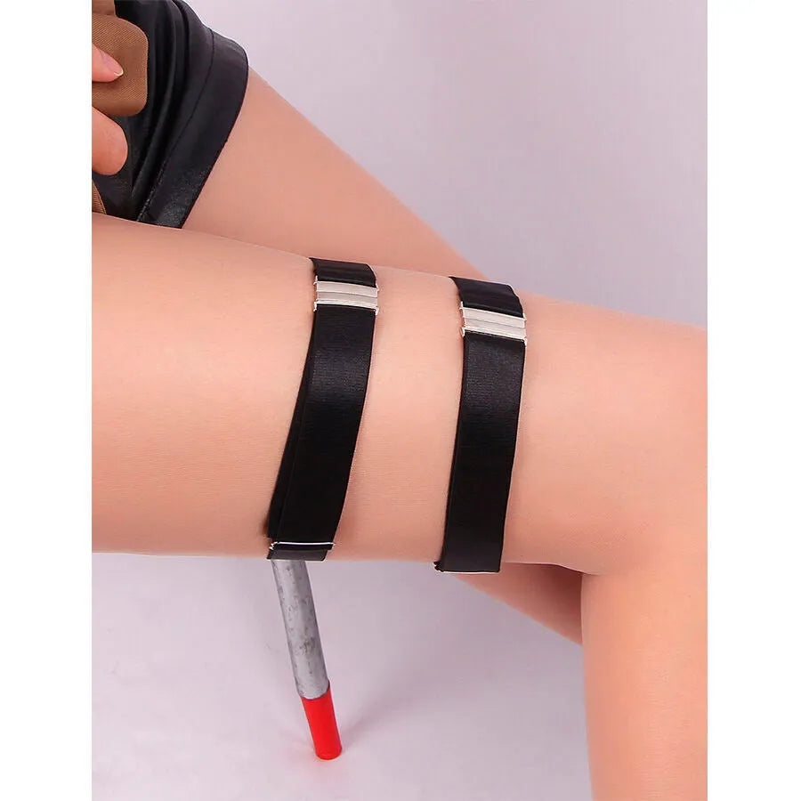 Anneaux de jambe en cuir synthétique noir, boucles réglables, design élégant et audacieux pour lingerie alternative.