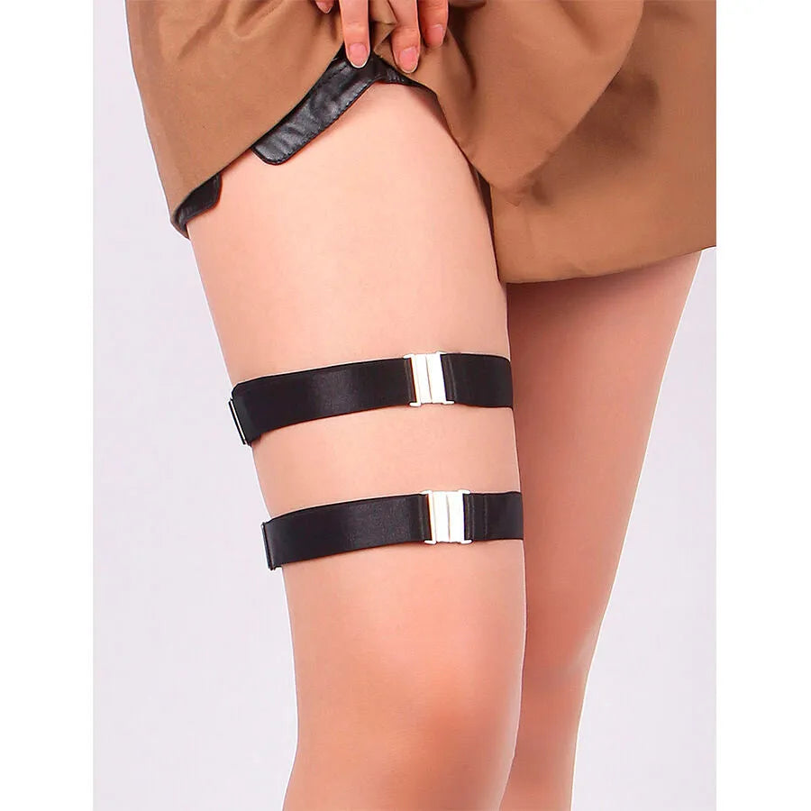 Anneaux de jambe en cuir synthétique noir, boucles réglables, sangle élastique, accessoire lingerie audacieux et élégant.