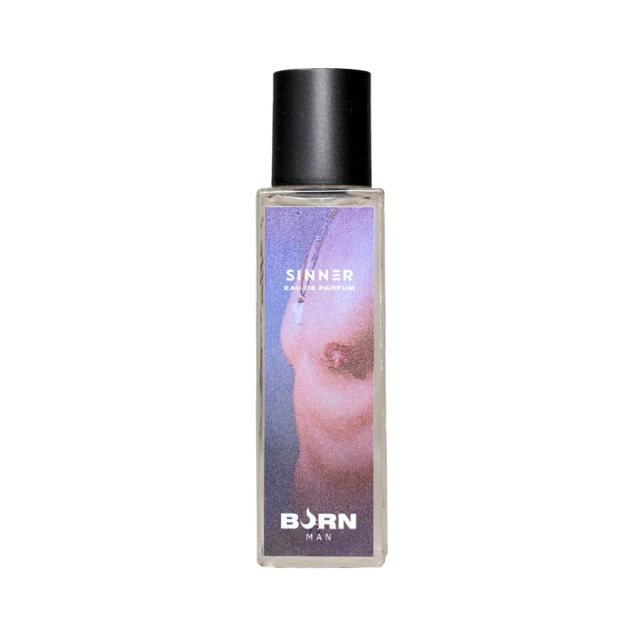 Flacon rectangulaire de parfum BURN SINNER 20 ml, design moderne, étiquette violette, bouchon noir, notes boisées.