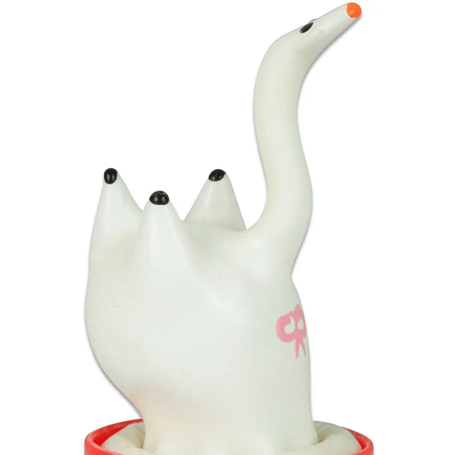 Préservatif fantaisie peint à la main en forme de cygne blanc, détails noirs et orange, style bohème, unique et artistique.