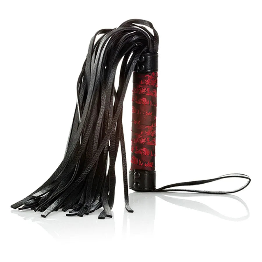 Fouet BDSM rouge et noir avec pompons doux, poignée ergonomique robuste en plastique, design chic et sophistiqué.