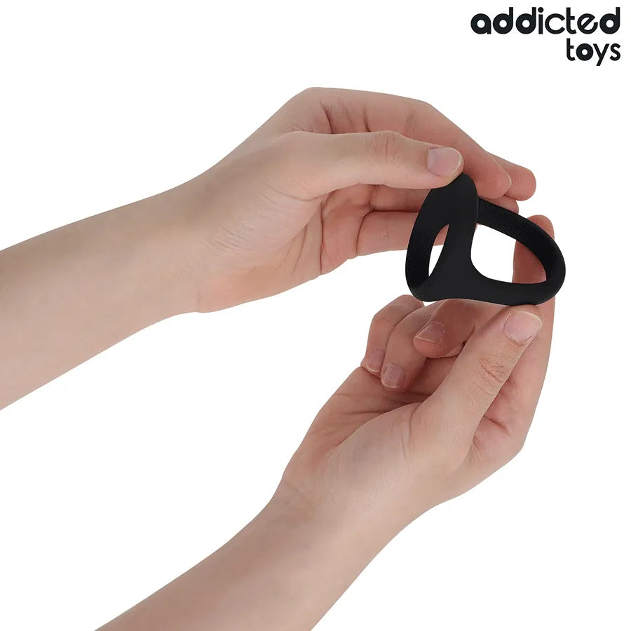 Anneau pénien noir triple épaisseur Addicted Toys, souple, forme ergonomique, amélioration performance sexuelle.