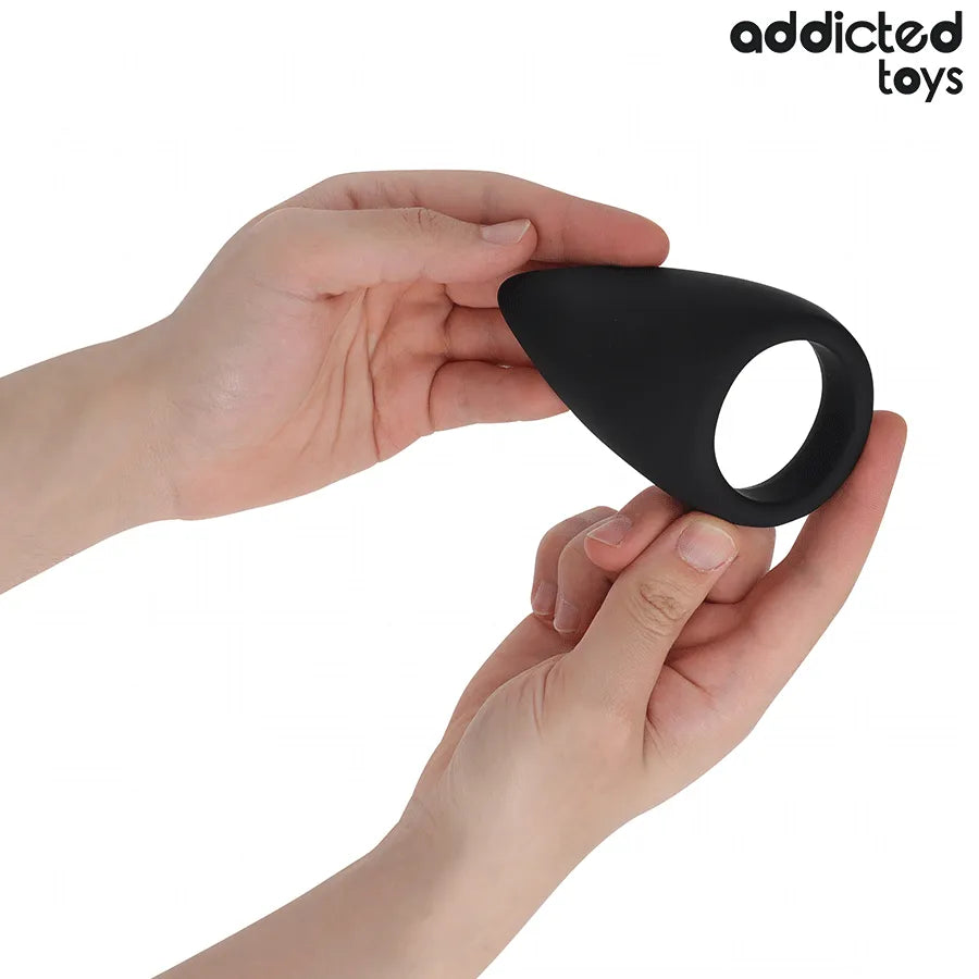 Anneau pénien noir ergonomique en forme de larme, design Addicted Toys, pour stimulation et endurance optimisées.