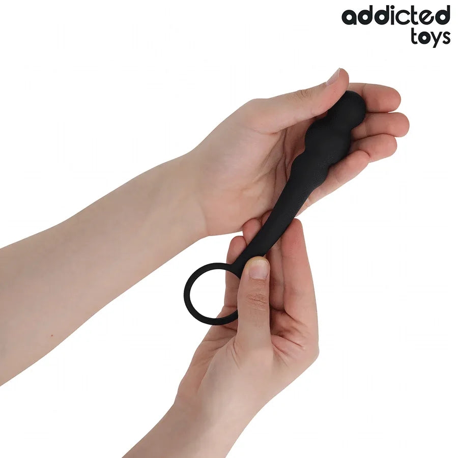 Plug anal noir Addicted Toys avec anneau, design ergonomique, silicone haute qualité, stimulation anale sécurisée.