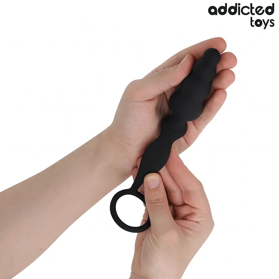 Plug anal noir Addicted Toys Model 5 avec anneau testiculaire, design ondulé pour stimulation anale avancée.