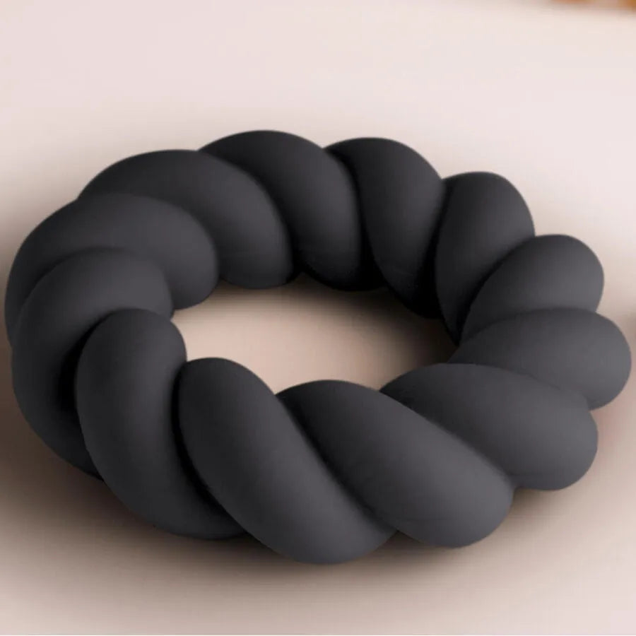 Anneau pénien noir en silicone étanche, design torsadé ergonomique, pour stimulation et prolongation érection.