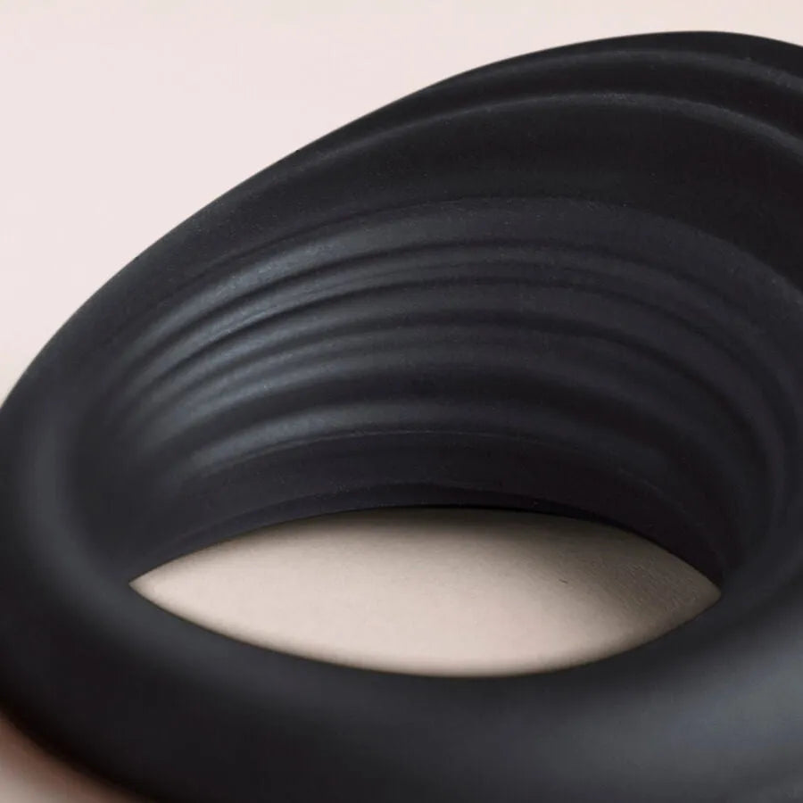 Anneau pénien vibrant noir en silicone, design ergonomique, surface texturée, rechargeable, étanche, 10 vitesses.