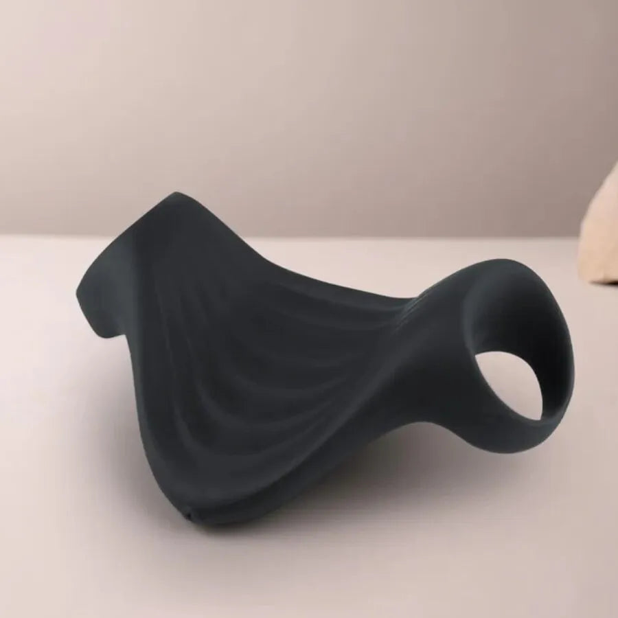 masturbateur ergonomique silicone médical noir vibrations multiples étanche rechargeable anneaux souples doigts manchette flexible texture interne striée stimulation intense contrôlable
