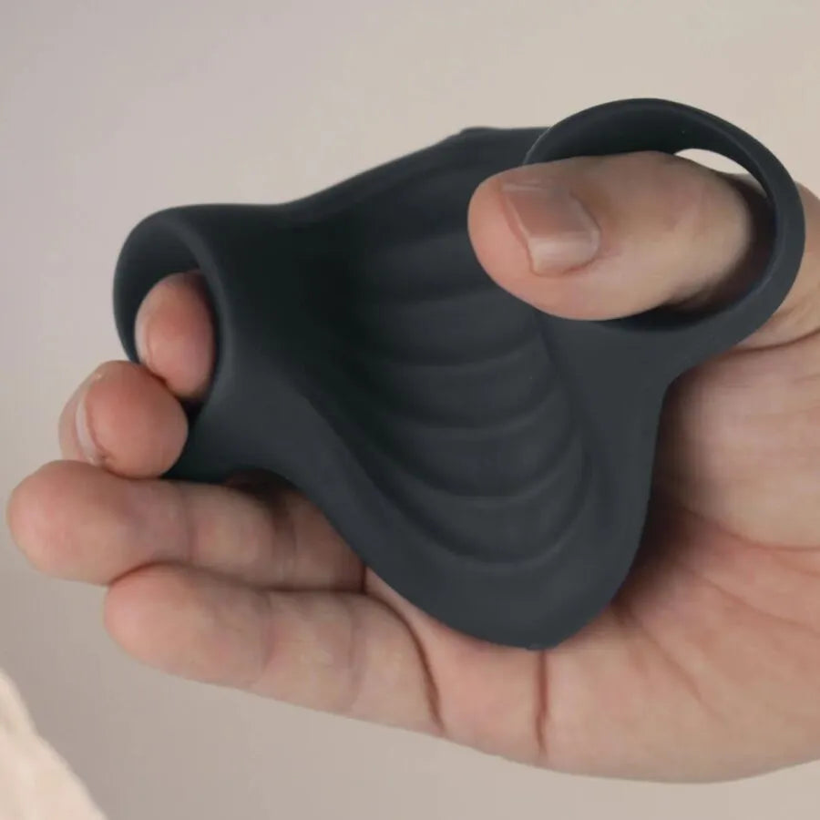 masturbateur ergonomique silicone médical noir vibrations multiples étanche rechargeable anneaux souples doigts manchette flexible texture interne striée stimulation intense contrôlable