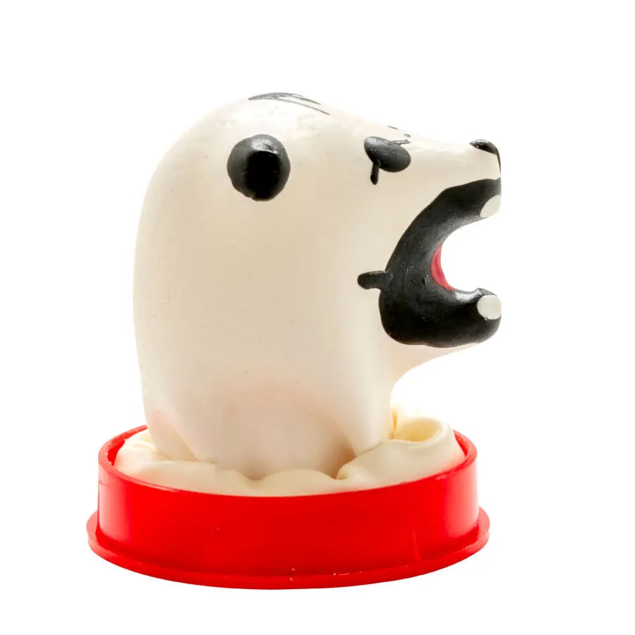 Préservatif fantaisie peint à la main en forme d'ours polaire, blanc avec détails noirs, sur socle rouge.