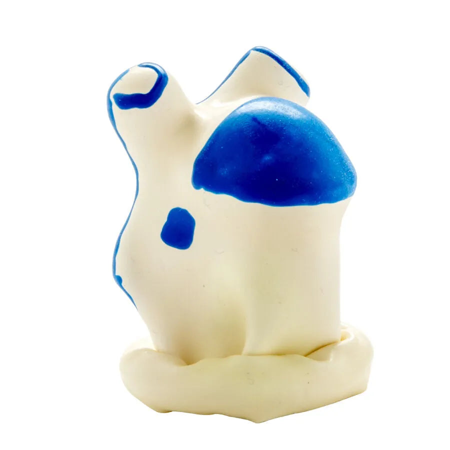 Préservatif fantaisie peint à la main, motifs bleus sur fond blanc, design unique et artisanal, sextoy érotique.