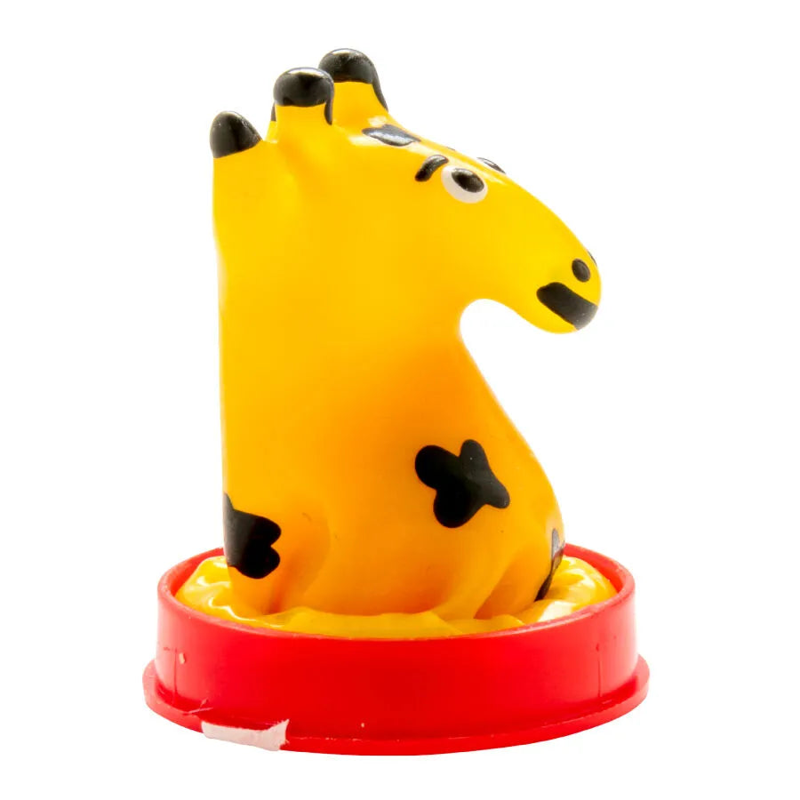 Préservatif fantaisie girafe jaune peint à la main, style bohème, sur support rouge, artisanat unique d'Amsterdam.