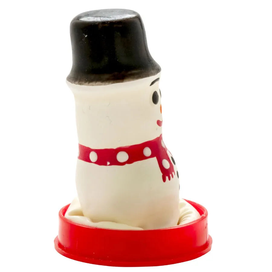 Préservatif fantaisie peint à la main en bonhomme de neige, blanc avec écharpe rouge, chapeau noir, sur socle rouge.