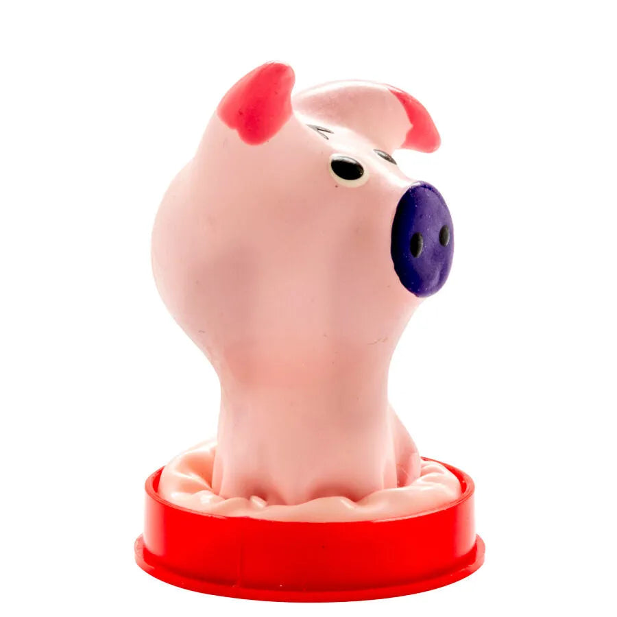 Préservatif fantaisie peint à la main en forme de tête de cochon rose, détails noirs et violets, sur socle rouge.