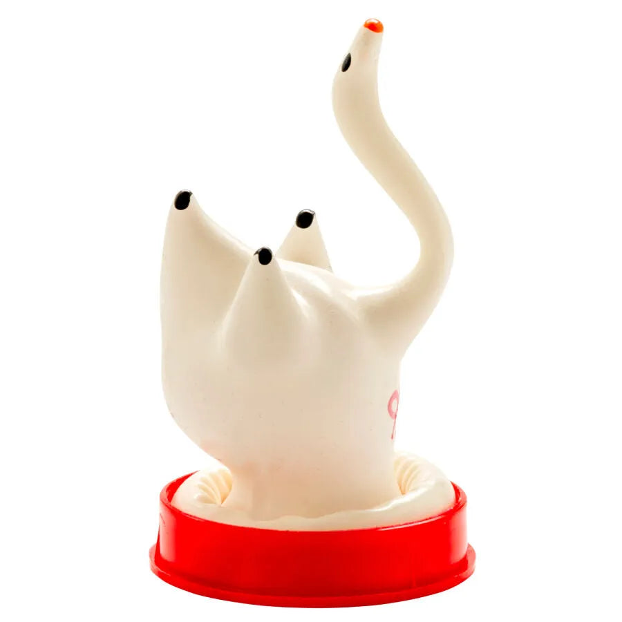 Préservatif fantaisie peint à la main en forme de cygne blanc, détails noirs et orange, sur socle rouge.