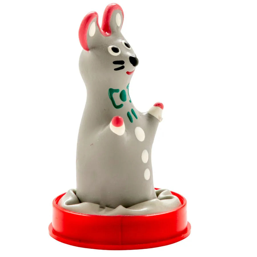 Préservatif fantaisie peint à la main, forme de souris grise, détails roses et blancs, sur socle rouge, style bohème.
