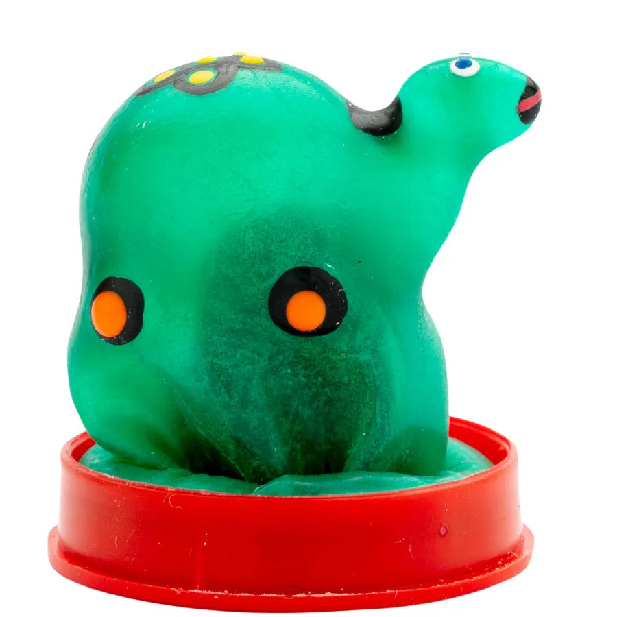 Préservatif fantaisie tortue peint à la main, vert avec motifs colorés, sur socle rouge, style bohème Amsterdam.
