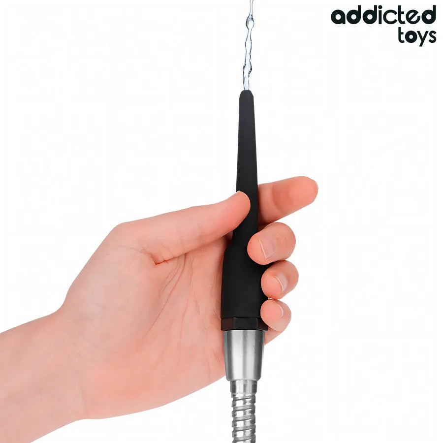 Nettoyant anal Addicted Toys noir, forme effilée, avec adaptateur universel, tenu en main, pour hygiène intime efficace.