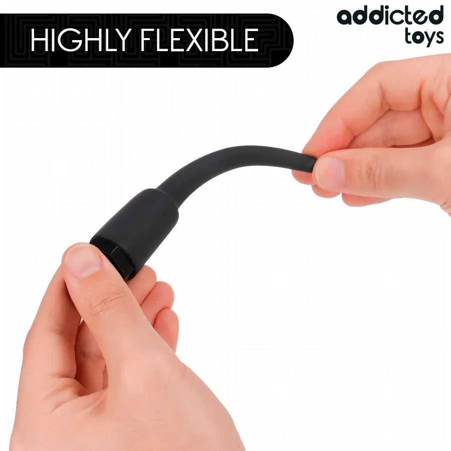 Nettoyant anal Addicted Toys noir, flexible, en PVC souple, avec adaptateur universel, pour hygiène intime efficace.