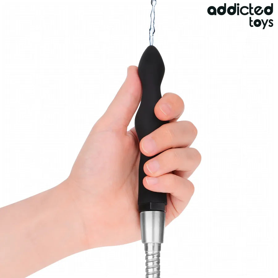 Nettoyeur anal Addicted Toys Modèle 3 noir, forme ergonomique, embout en acier, tenu en main pour démonstration.