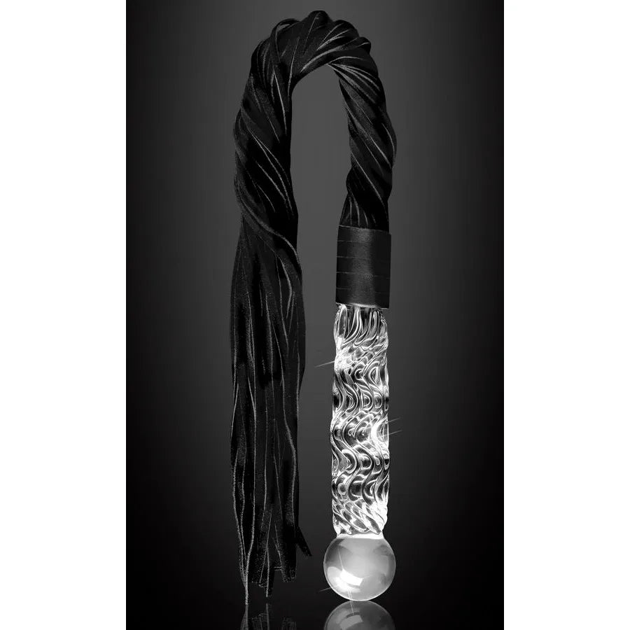 Fouet érotique en verre soufflé ondulé avec lanières noires en simili-cuir, design élégant pour jeux BDSM et sensualité.