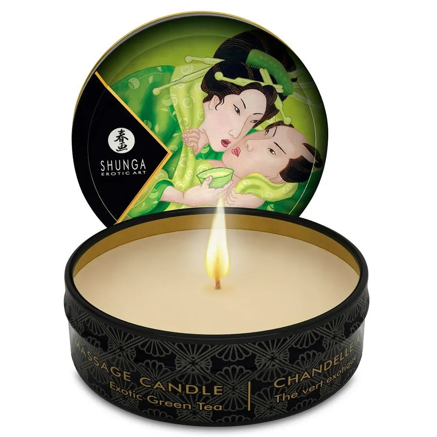 Bougie massage Shunga dans boîte noire décorée, arôme thé vert, illustration japonaise, flamme allumée.