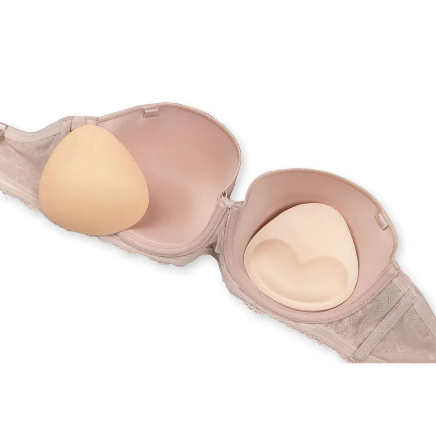 Coussinets adhésifs beige en gel silicone hypoallergénique pour soutien poitrine, effet rehaussement discret et confort.