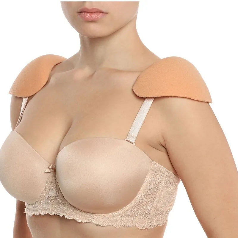 Épaulettes mousse beige antidérapantes, fines et ergonomiques, portées sur soutien-gorge pour confort et discrétion.