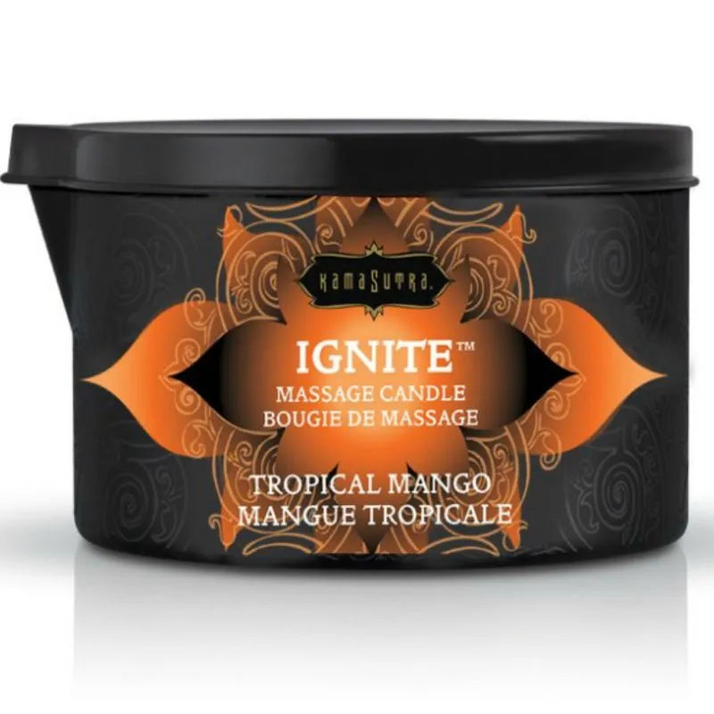 Bougie de massage noire Kamasutra Ignite, motifs délicats, parfum mangue tropicale, contenant métal élégant.