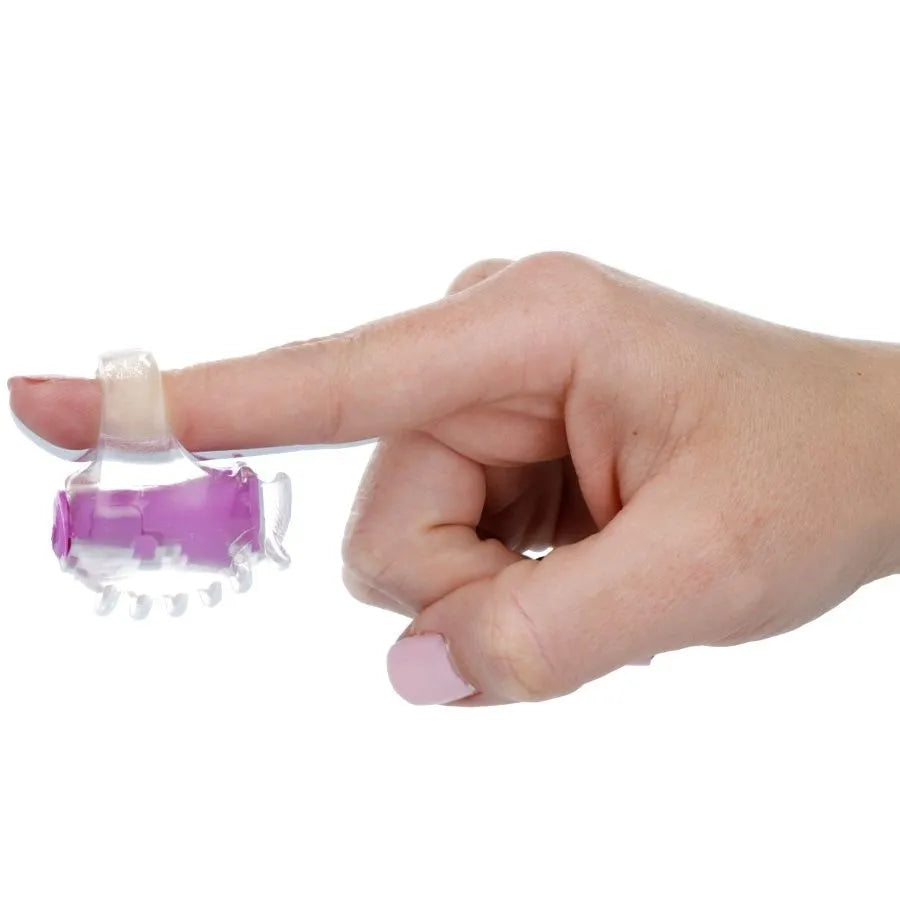 Stimulateur doigt vibrant lilas en TPR, forme ergonomique, pour relaxation et massage, sur doigt humain.