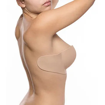 Femme portant soutien-gorge beige Gala Bye-Bra, balconnet sans bretelles, adhésif, idéal robe dos nu.