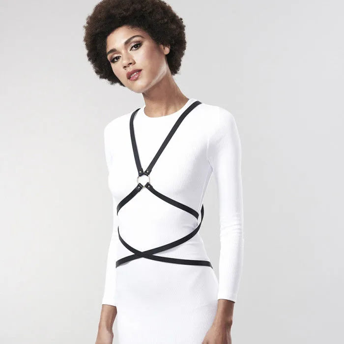 Harnais érotique noir vegan ajustable pour femme, style chic et élégant, porté sur une robe blanche, silhouette mise en va...